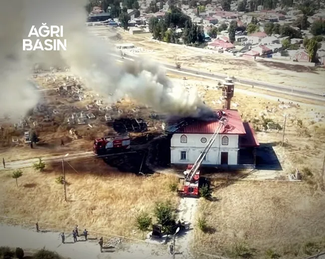 Ağrı’da Cami Çatısında Yangın Paniği