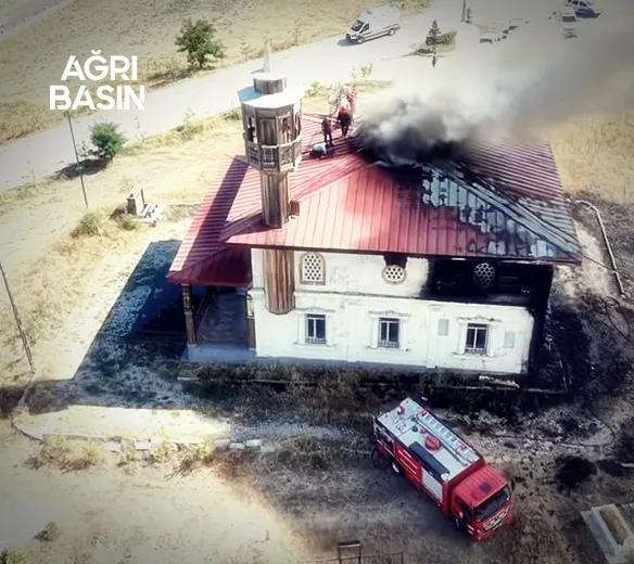 Ağrı’da Cami Çatısında Yangın Paniği