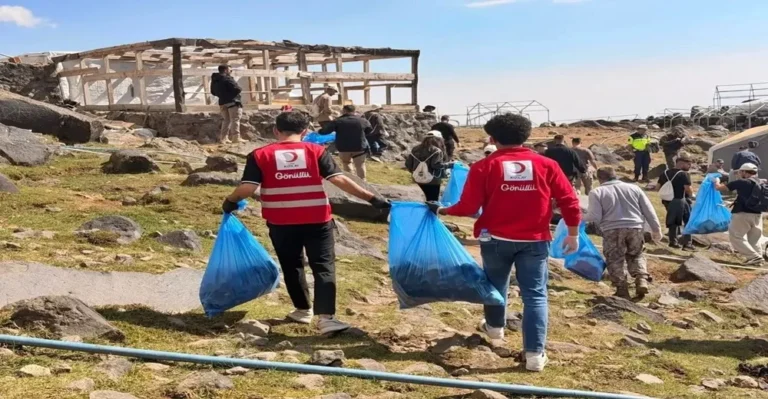 Ağrı Dağı’nda 3 Bin 200 Rakımda Doğa Mesajı