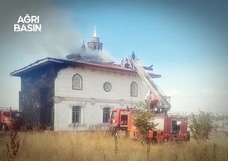 Ağrı’da Cami Çatısında Yangın Paniği
