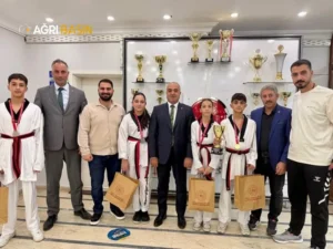 Ağrılı taekwondocular Erzurum’da kürsüye çıktı