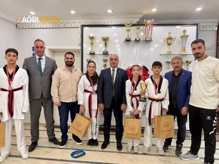 Ağrılı taekwondocular Erzurum’da kürsüye çıktı