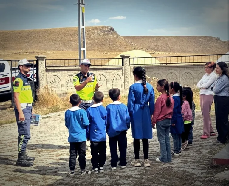 Diyadin’de Öğrencilere Trafik Güvenliği Eğitimi
