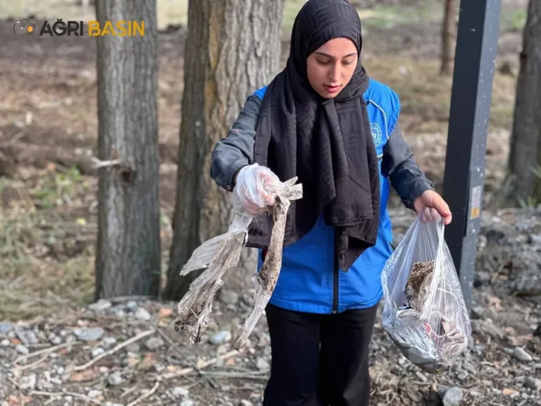 Ağrı’da gençlerden örnek davranış: Parkta temizlik yaptılar