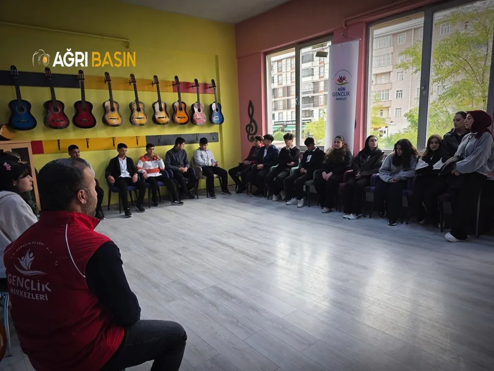Ağrı’da lise öğrencileri Gençlik Merkezi’ni ziyaret etti