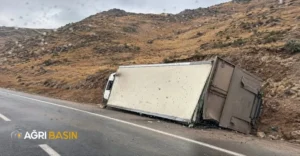 Doğubayazıt-Iğdır Yolunda Kamyon Devrildi: Sürücü Yaralandı