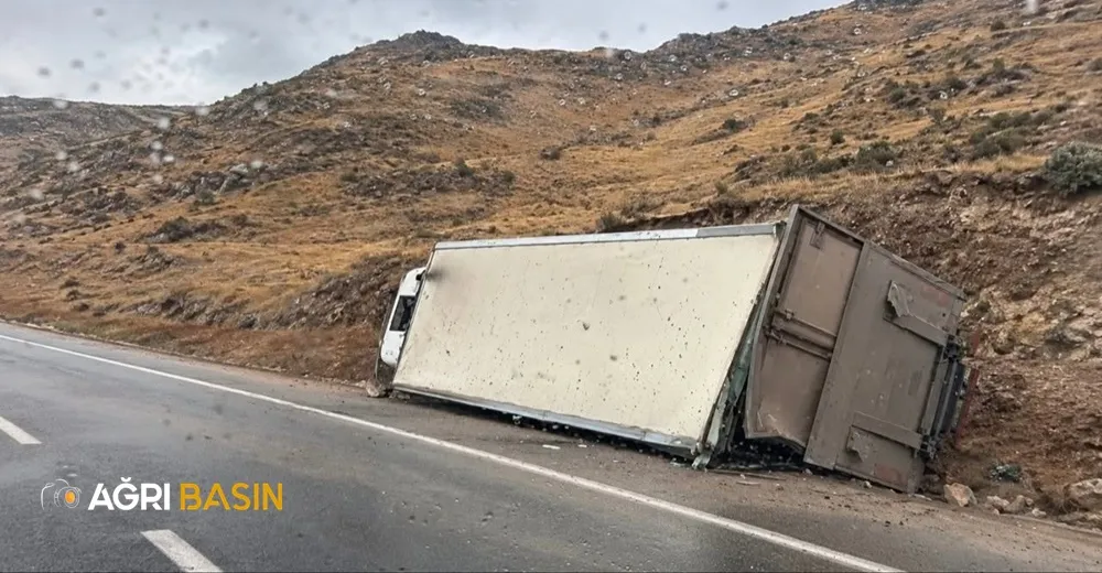 Doğubayazıt-Iğdır Yolunda Kamyon Devrildi: Sürücü Yaralandı