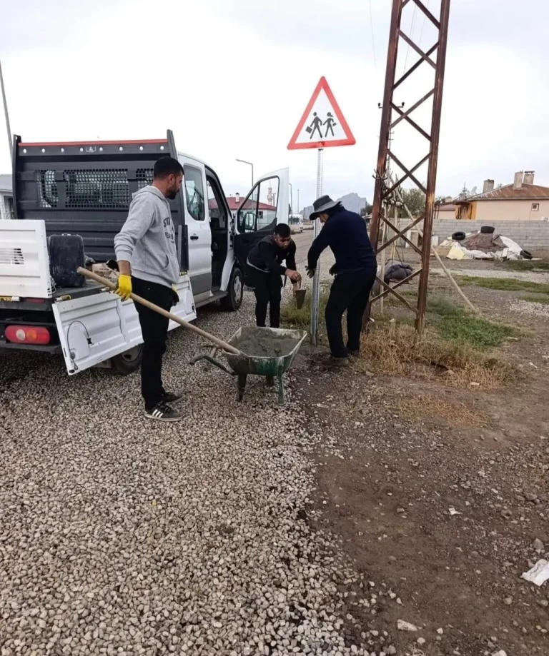 Doğubayazıt’ta Okul Önlerine Trafik Levhaları Yerleştiriliyor
