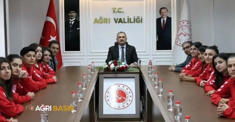 Vali Bozkurt’tan Ağrı Kadın Futbol Takımına Destek