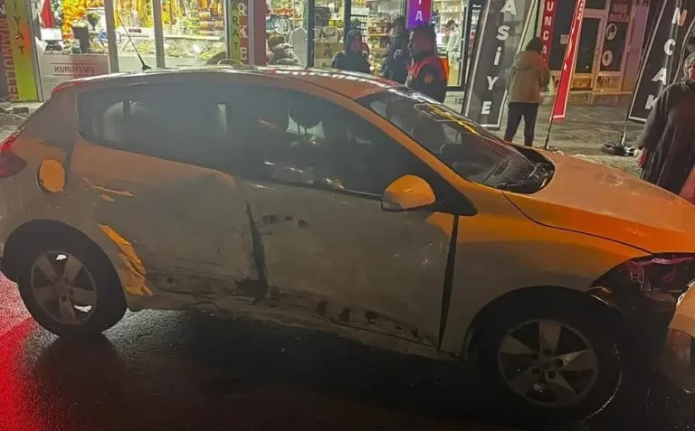 Ağrı’da 3 Araç Birbirine Girdi: 3 Yaralı