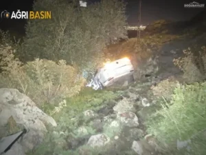 Doğubayazıt’ta Otomobil Uçuruma Yuvarlandı: 2 Yaralı
