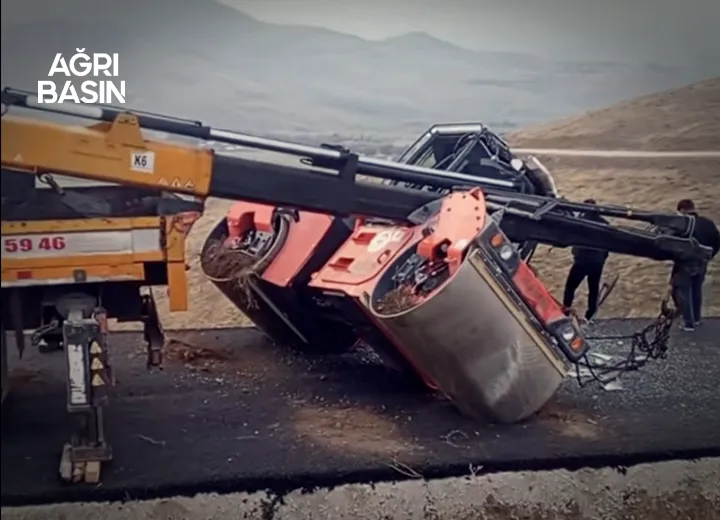 Ağrı’da Yol Çalışmasında Asfalt Silindiri Devrildi: 1 Yaralı