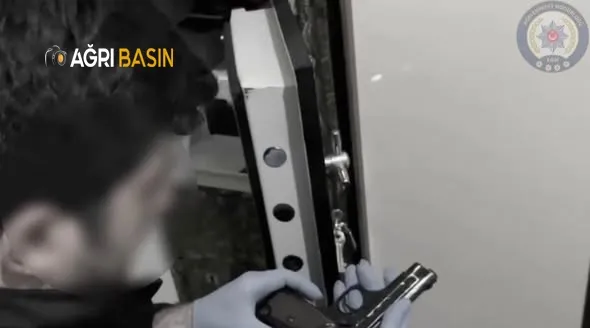 Ağrı’da 10 Ruhsatsız Silah Ele Geçirildi, 16 Kişi Yakalandı