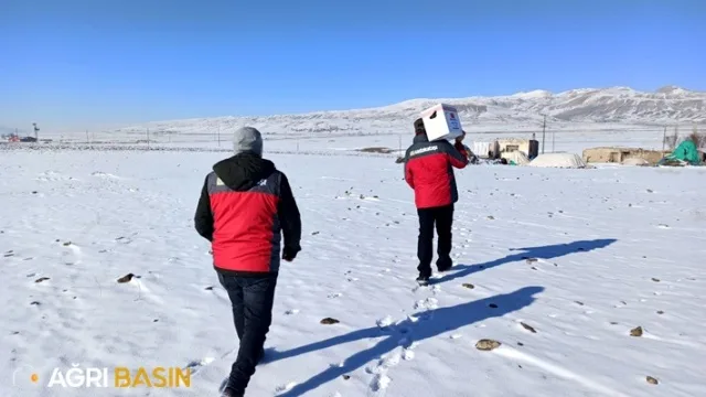 Sadakataşı Derneği Ağrı'da ihtiyaç sahibi 1400 aileye gıda kolisi dağıttı