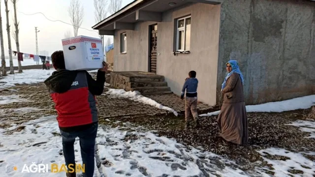 Sadakataşı Derneği Ağrı'da ihtiyaç sahibi 1400 aileye gıda kolisi dağıttı