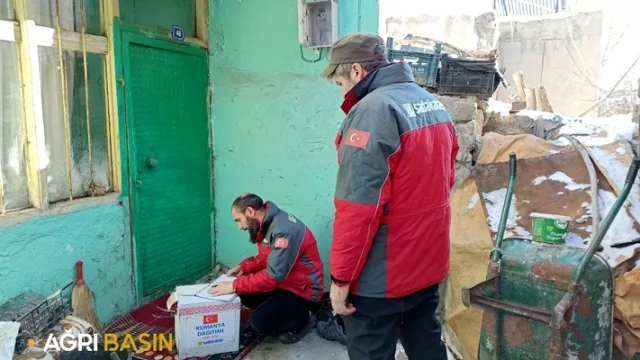 Sadakataşı Derneği Ağrı'da ihtiyaç sahibi 1400 aileye gıda kolisi dağıttı