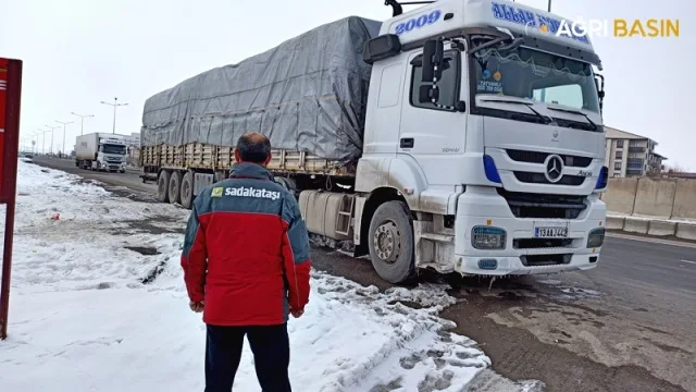 Sadakataşı Derneği Ağrı'da 5000 aileye yardım ulaştırdı