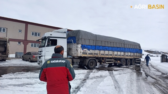 Sadakataşı Derneği Ağrı'da 5000 aileye yardım ulaştırdı