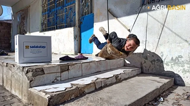 Sadakataşı Derneği Ağrı'da 5000 aileye yardım ulaştırdı