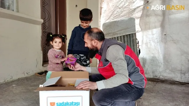 Sadakataşı Derneği Ağrı'da 5000 aileye yardım ulaştırdı