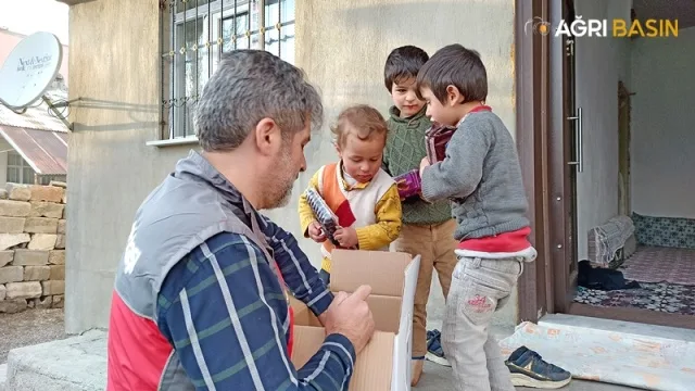 Sadakataşı Derneği Ağrı'da 5000 aileye yardım ulaştırdı
