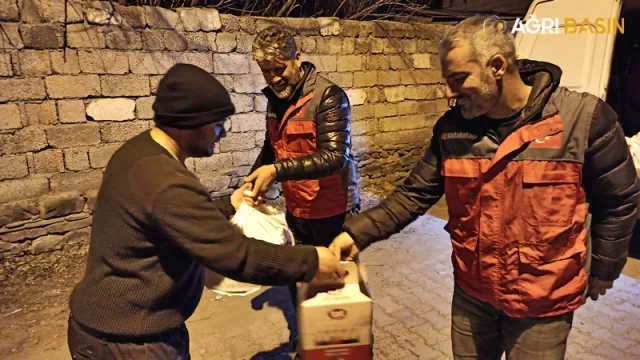 Sadakataşı Derneği Ağrı'da 5000 aileye yardım ulaştırdı