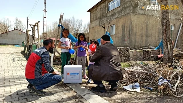 Sadakataşı Derneği Ağrı’da 5000 aileye yardım ulaştırdı