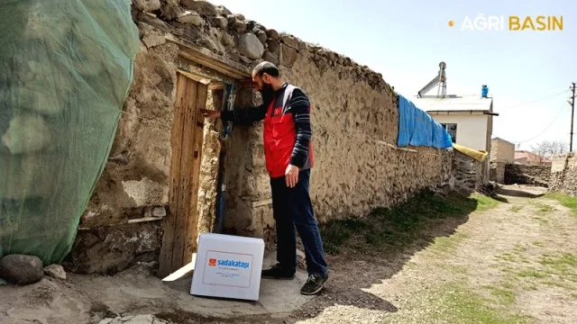 Sadakataşı Derneği Ağrı'da 5000 aileye yardım ulaştırdı