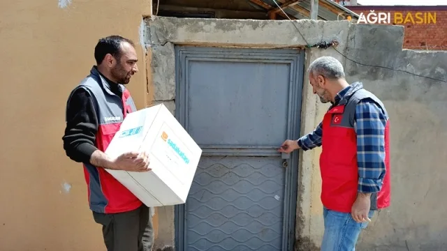 Sadakataşı Derneği Ağrı'da 5000 aileye yardım ulaştırdı