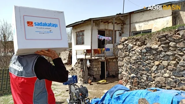 Sadakataşı Derneği Ağrı'da 5000 aileye yardım ulaştırdı