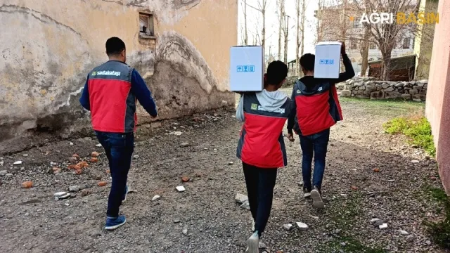 Sadakataşı Derneği Ağrı'da 5000 aileye yardım ulaştırdı