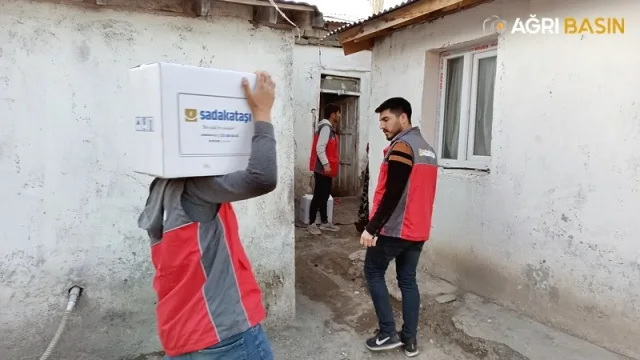 Sadakataşı Derneği Ağrı'da 5000 aileye yardım ulaştırdı