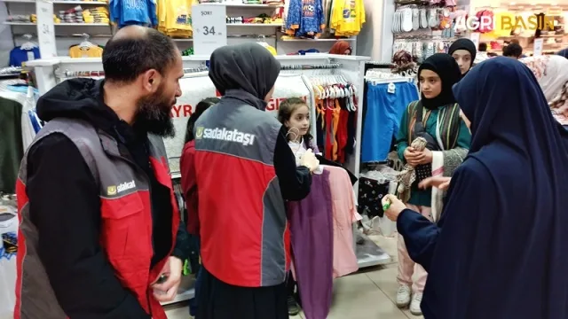 Sadakataşı Derneği Ağrı'da 5000 aileye yardım ulaştırdı