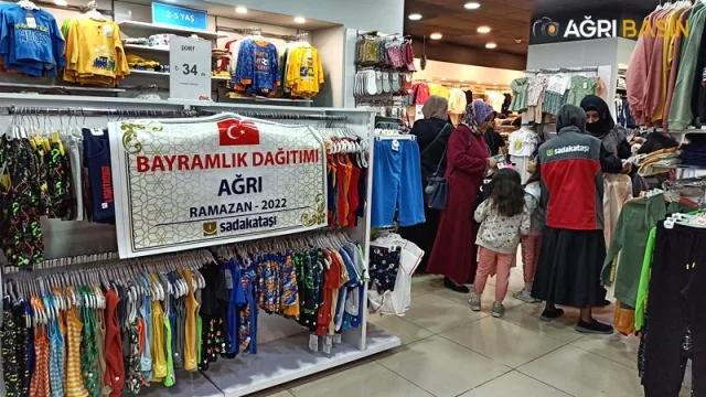 Sadakataşı Derneği Ağrı'da 5000 aileye yardım ulaştırdı