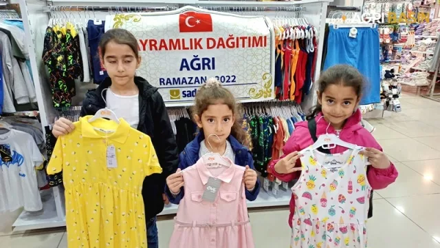 Sadakataşı Derneği Ağrı'da 5000 aileye yardım ulaştırdı