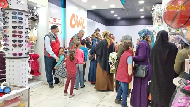 Sadakataşı Derneği Ağrı'da 5000 aileye yardım ulaştırdı