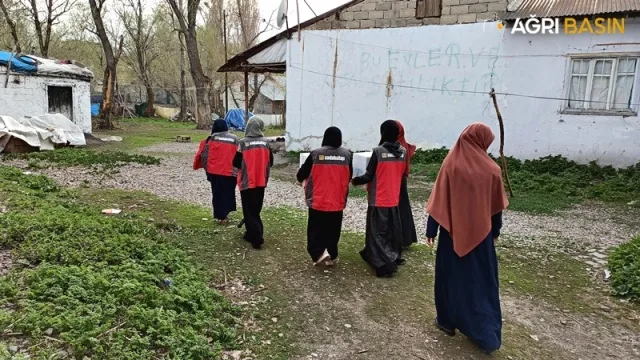 Sadakataşı Derneği Ağrı'da 5000 aileye yardım ulaştırdı