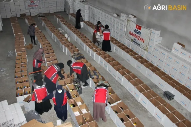 Sadakataşı Derneği Ağrı'da 5000 aileye yardım ulaştırdı