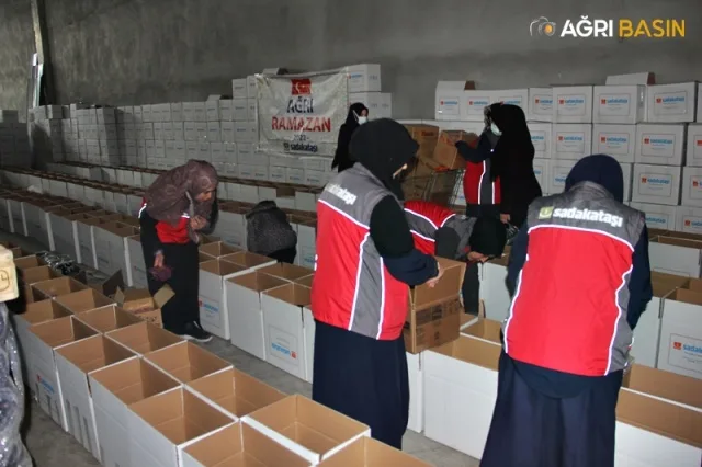 Sadakataşı Derneği Ağrı'da 5000 aileye yardım ulaştırdı