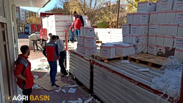 Sadakataşı Derneği Ağrı'da ihtiyaç sahibi 1400 aileye gıda kolisi dağıttı
