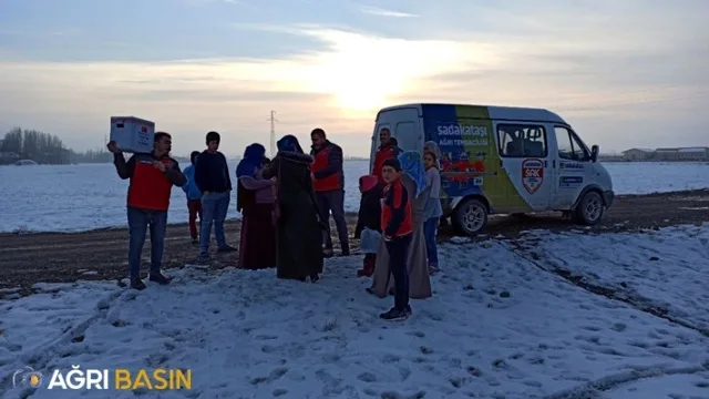 Sadakataşı Derneği Ağrı'da ihtiyaç sahibi 1400 aileye gıda kolisi dağıttı