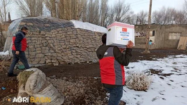 Sadakataşı Derneği Ağrı'da ihtiyaç sahibi 1400 aileye gıda kolisi dağıttı