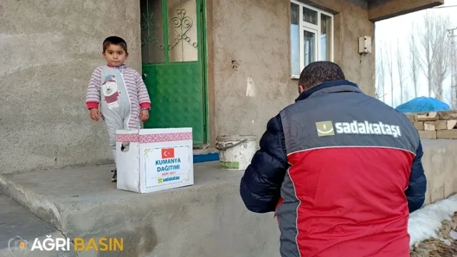 Sadakataşı Derneği Ağrı'da ihtiyaç sahibi 1400 aileye gıda kolisi dağıttı