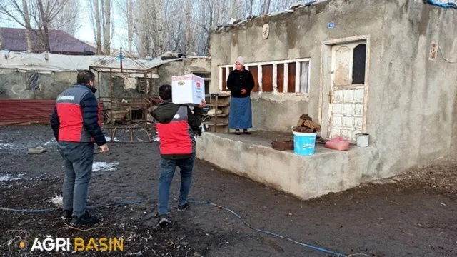Sadakataşı Derneği Ağrı'da ihtiyaç sahibi 1400 aileye gıda kolisi dağıttı