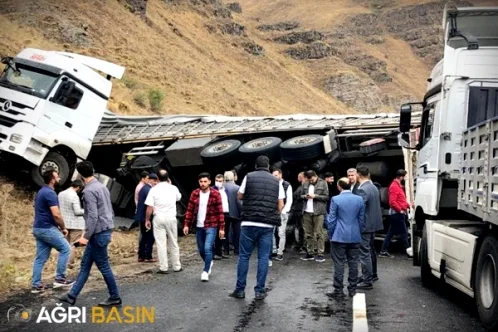 Yağmurun Etkisiyle Kayganlaşan Yolda Kaza Yapan Tır Devrildi