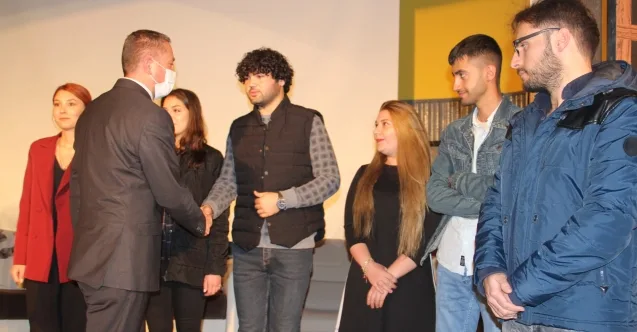 Ağrı’da “Ömür Boyu Öğretmen” Tiyatro Oyunu Sergilendi