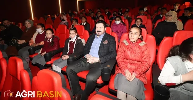 Başkan Savcı Sayan Köy çocuklarını sinema ile buluşturdu