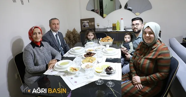 Hasan Kökrek öğretmen Şencan çiftinin iftar sofrasına konuk oldu