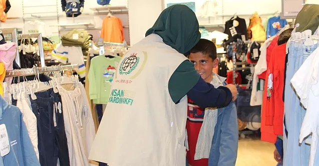İHH Ağrı’da yetimlere giyim ve nakdi para yardımında bulundu