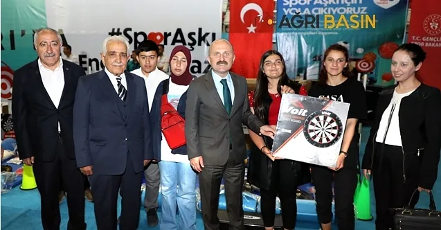 Spor Aşkı Engel Tanımaz Projesi Kapsamında Spor Malzemesi Dağıtım Töreni  Düzenlendi